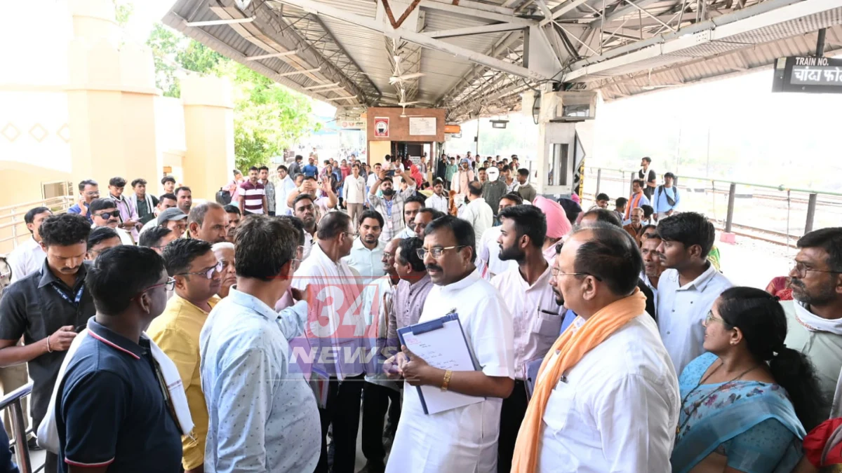 Sudhir Mungantiwar । कामात दिरंगाई नको! रेल्वे अधिकाऱ्यांची मुनगंटीवारांनी घेतली झाडाझडती Image