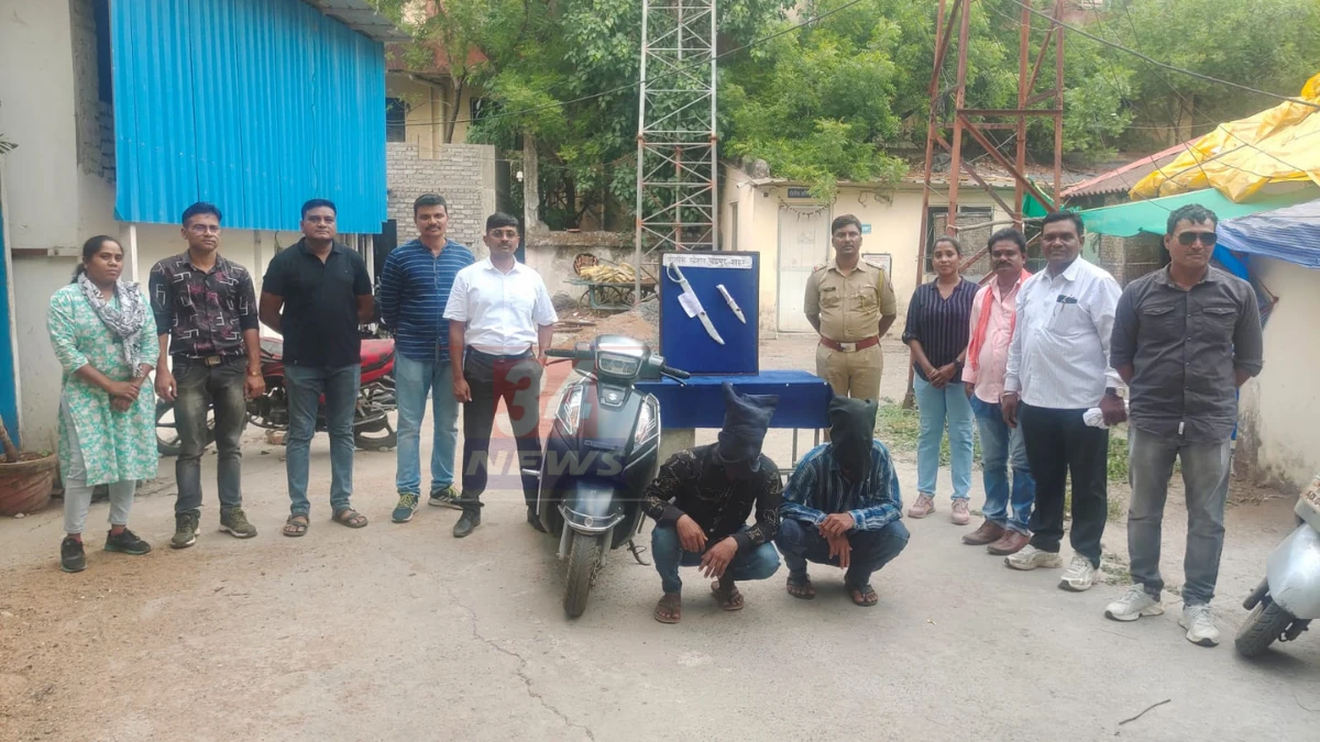 चंद्रपूर गोल बाजार परिसरात तलवार आणि चाकू सह अटक केलेले दोन तरुण, Chandrapur Youth Crime प्रकरणी पोलिसांनी जप्त केलेली विना नंबर दुचाकी