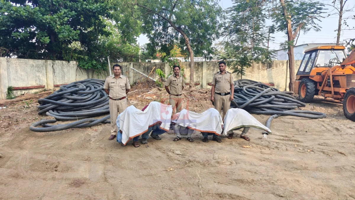 गोंडपिपरी केबल चोरी प्रकरणात जप्त केलेला केबल ड्रम व आरोपींसह धाबा पोलीस Image