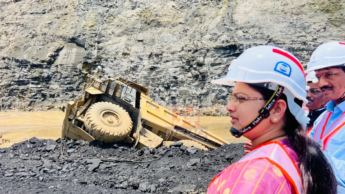 Ukni coal mine landslide: वणी उकणी कोळसा खाणीत भूस्खलनानंतर खासदार प्रतिभा धानोरकर घटनास्थळाची पाहणी करताना