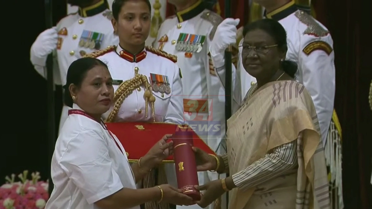 Florence Nightingale award Chandrapur: राष्ट्रपती द्रौपदी मुर्मू यांच्या हस्ते चंद्रपूरच्या उज्ज्वला महादेव सोयाम यांना राष्ट्रीय फ्लोरेन्स नाइटिंगेल पुरस्कार प्रदान
