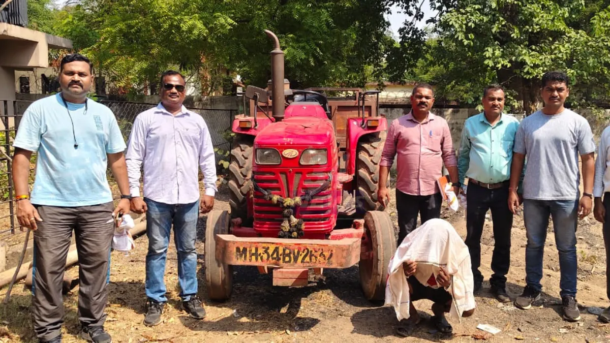 बल्लारपूर येथे वर्धा नदीतून अवैध रेती उत्खनन प्रकरणी चंद्रपूर LCB ने जप्त केलेला ट्रॅक्टर आणि रेती
