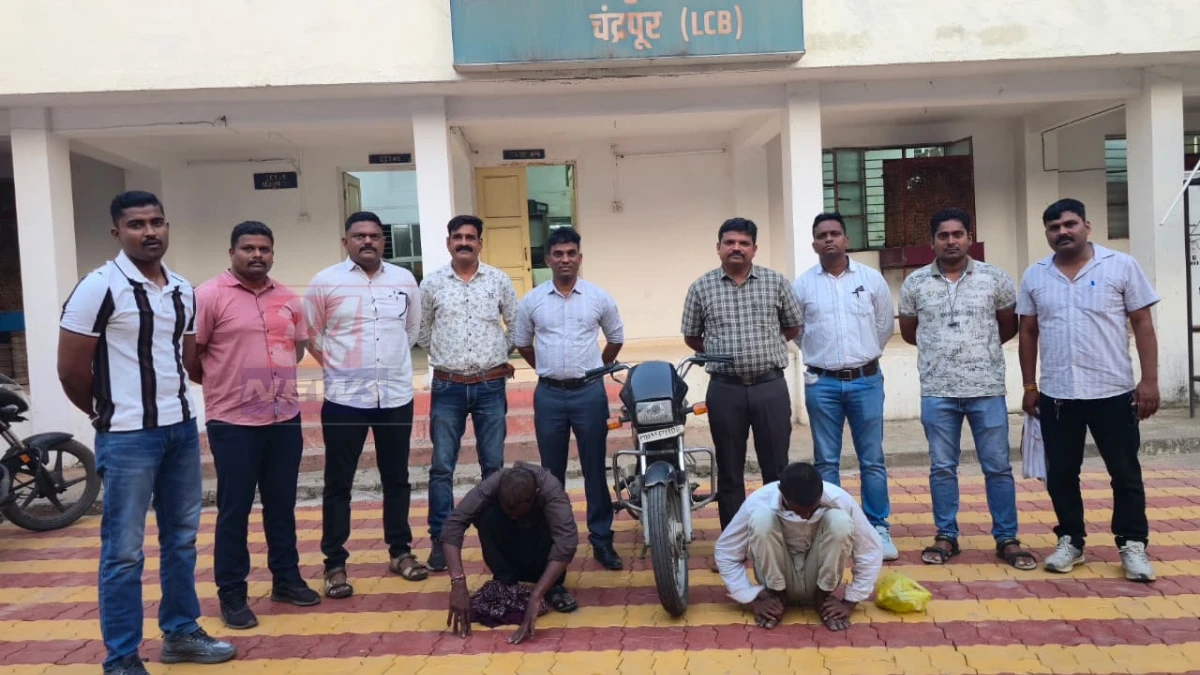 चंद्रपूर स्थानिक गुन्हे शाखेने वाहन चोरी प्रकरणात अटक केलेले 2 आरोपी व जप्त केलेली हिरो होंडा स्प्लेंडर MH 34 P 1180 दुचाकी