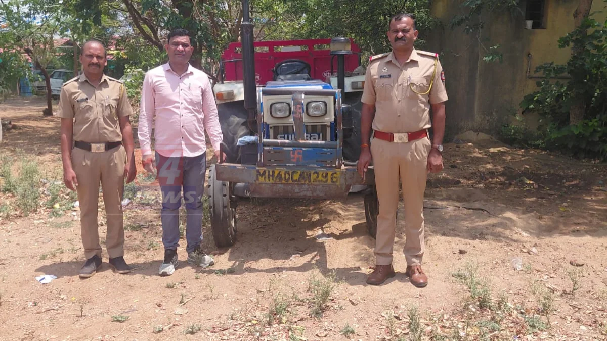 भिसी पोलिसांनी अवैध रेती वाहतूक प्रकरणात जप्त केलेला MH-40 CA-1296 क्रमांकाचा ट्रॅक्टर व 5 हजार किमतीची रेती, PSI रवींद्र वाघ यांच्या पथकाची कारवाई