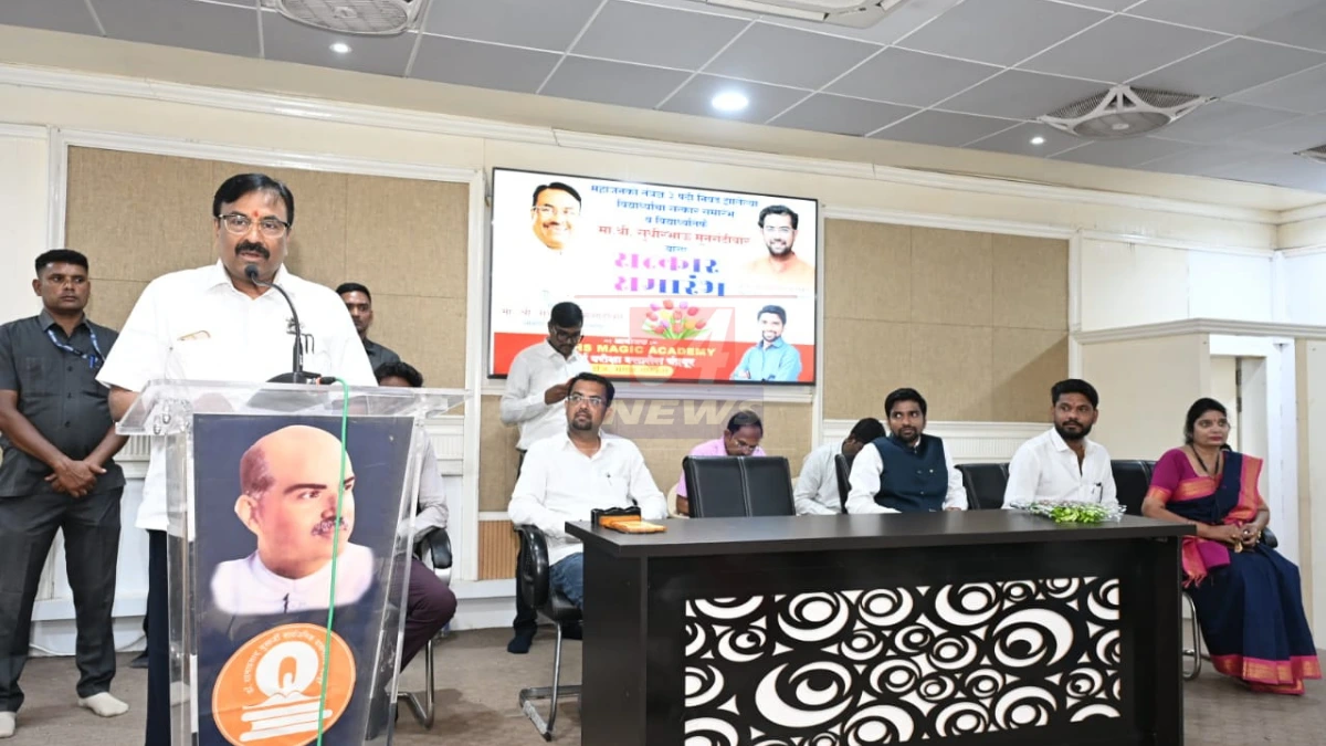 चंद्रपूर येथे महाजेनको तंत्रज्ञ-3 उत्तीर्ण विद्यार्थ्यांचा सत्कार करताना आ. सुधीर मुनगंटीवार | Mahagenco Technician Result Chandrapur Image