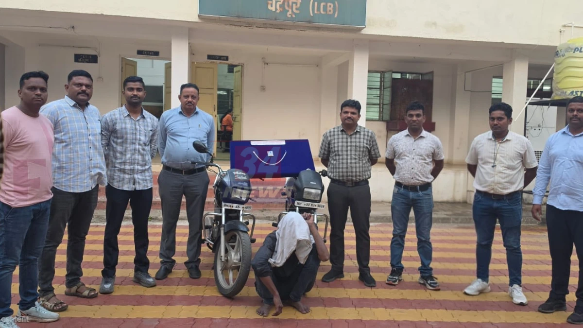 Chandrapur crime update: रामनगर पोलीस ठाण्यात जप्त केलेल्या दोन चोरीच्या हिरो होंडा स्प्लेंडर बाईक व सोन्याचे दागिने, चंद्रपूर गुन्हे शाखेच्या कारवाईचे दृश्य