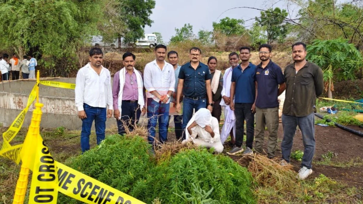 Chandrapur crime update: रामनगर पोलीस ठाण्यात जप्त केलेल्या दोन चोरीच्या हिरो होंडा स्प्लेंडर बाईक व सोन्याचे दागिने, चंद्रपूर गुन्हे शाखेच्या कारवाईचे दृश्य रामनगर पोलीस ठाण्यातील 3 प्रलंबित गुन्ह्यांची LCB ने केली उकल, आरोपी ताब्यात