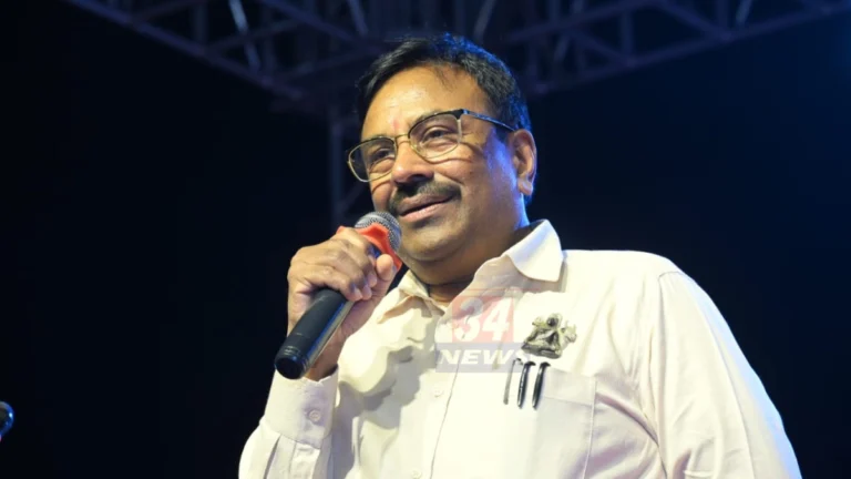 Mission Olympic Chandrapur उपक्रमांतर्गत बल्लारपूर येथे विद्यार्थ्यांना मार्गदर्शन करताना आमदार सुधीर मुनगंटीवार यांचे दृश्य.
