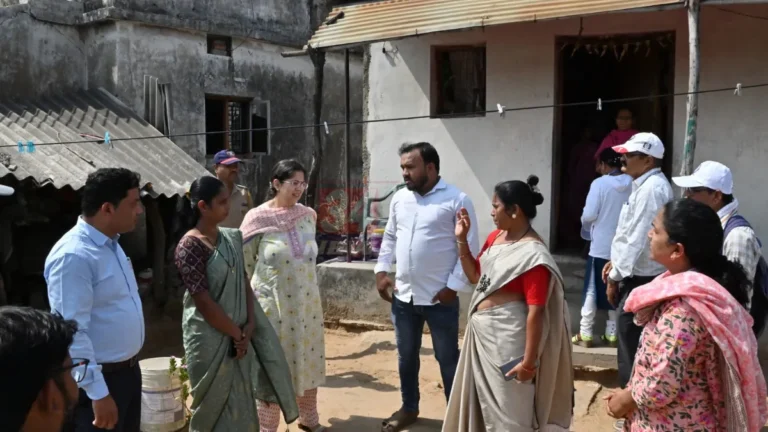 Chandrapur Census पाहणीदरम्यान छोटा नागपूर गावात जिल्हाधिकारी वसुमना पंत