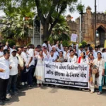 चंद्रपूरमध्ये Chemist Protest Chandrapur अंतर्गत औषध विक्रेत्यांनी ऑनलाईन औषध विक्रीविरोधात धरणे आंदोलन करताना दिसत आहेत