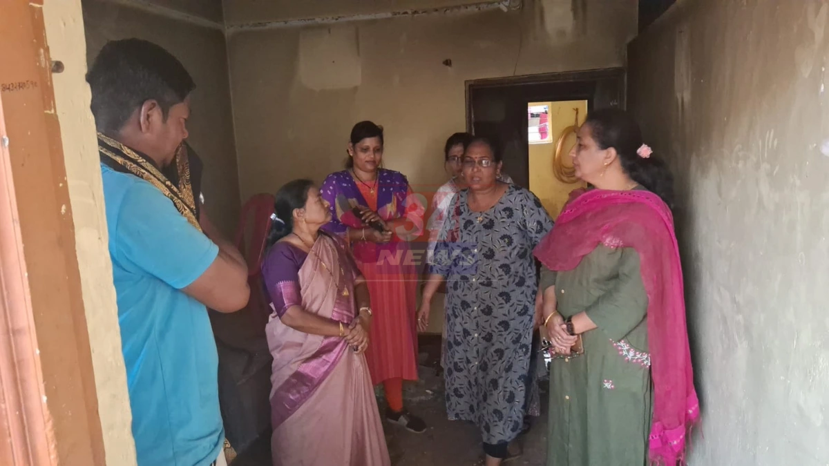 Cylinder Blast Chandrapur घटनेनंतर नगिनाबाग परिसरातील जळालेल्या घरासमोर मदतकार्य सुरू असल्याचे दृश्य.