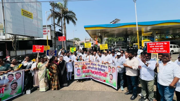 Chandrapur Fuel Protest दरम्यान काँग्रेसचे पेट्रोल पंपावर आंदोलन
