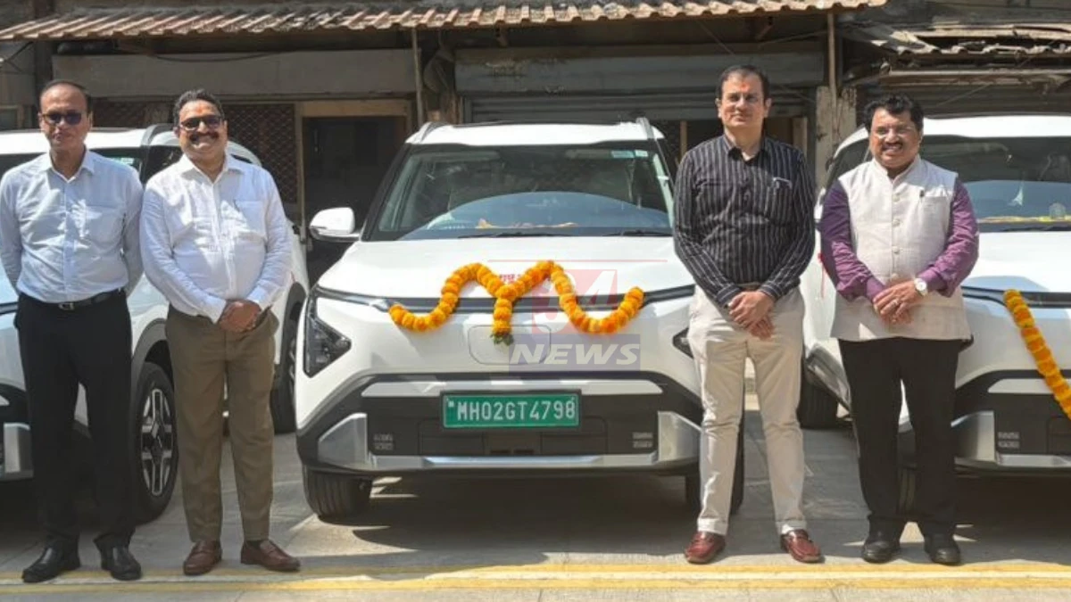 MahaVitaran EV Vehicles उपक्रमांतर्गत चंद्रपूर येथे महावितरण अधिकाऱ्यांनी नवीन विद्युत वाहनांचा वापर सुरू केल्याचे दृश्य.