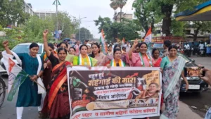 चंद्रपूर येथे Fuel Price Protest दरम्यान महिला काँग्रेस कार्यकर्त्यांनी पेट्रोल-डिझेल दरवाढीविरोधात केलेले आंदोलन