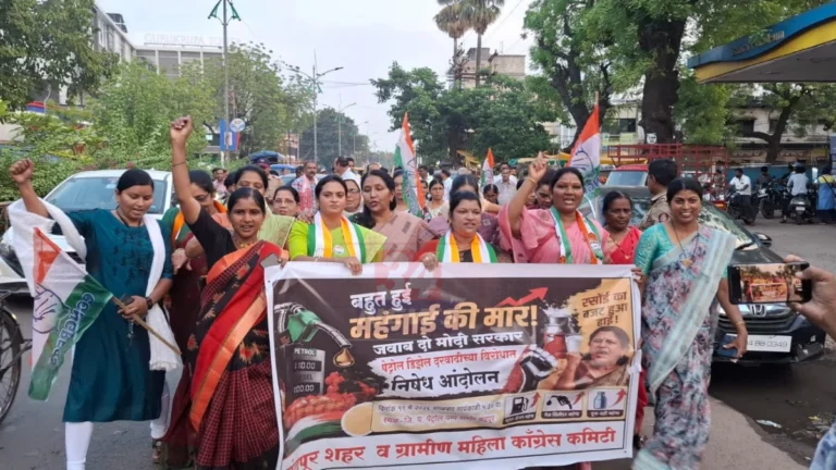 चंद्रपूर येथे Fuel Price Protest दरम्यान महिला काँग्रेस कार्यकर्त्यांनी पेट्रोल-डिझेल दरवाढीविरोधात केलेले आंदोलन