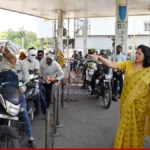 Fuel Supply Inspection दरम्यान चंद्रपूरातील पेट्रोल पंपावर जिल्हाधिकारी वसुमना पंत साठा आणि पुरवठ्याची पाहणी करताना.