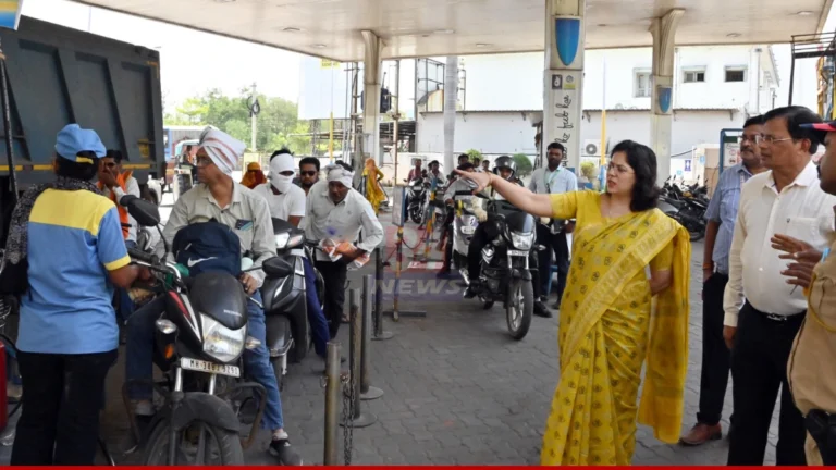 Fuel Supply Inspection दरम्यान चंद्रपूरातील पेट्रोल पंपावर जिल्हाधिकारी वसुमना पंत साठा आणि पुरवठ्याची पाहणी करताना.