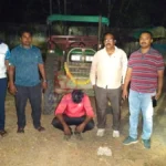 Sand Smuggling Chandrapur कारवाईदरम्यान चंद्रपूर जिल्ह्यात पोलिसांनी जप्त केलेला ट्रॅक्टर आणि चोरीची रेती दाखवणारे दृश्य.