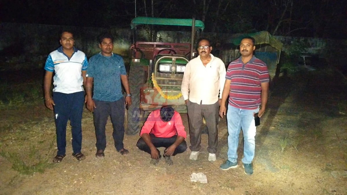 Sand Smuggling Chandrapur कारवाईदरम्यान चंद्रपूर जिल्ह्यात पोलिसांनी जप्त केलेला ट्रॅक्टर आणि चोरीची रेती दाखवणारे दृश्य.