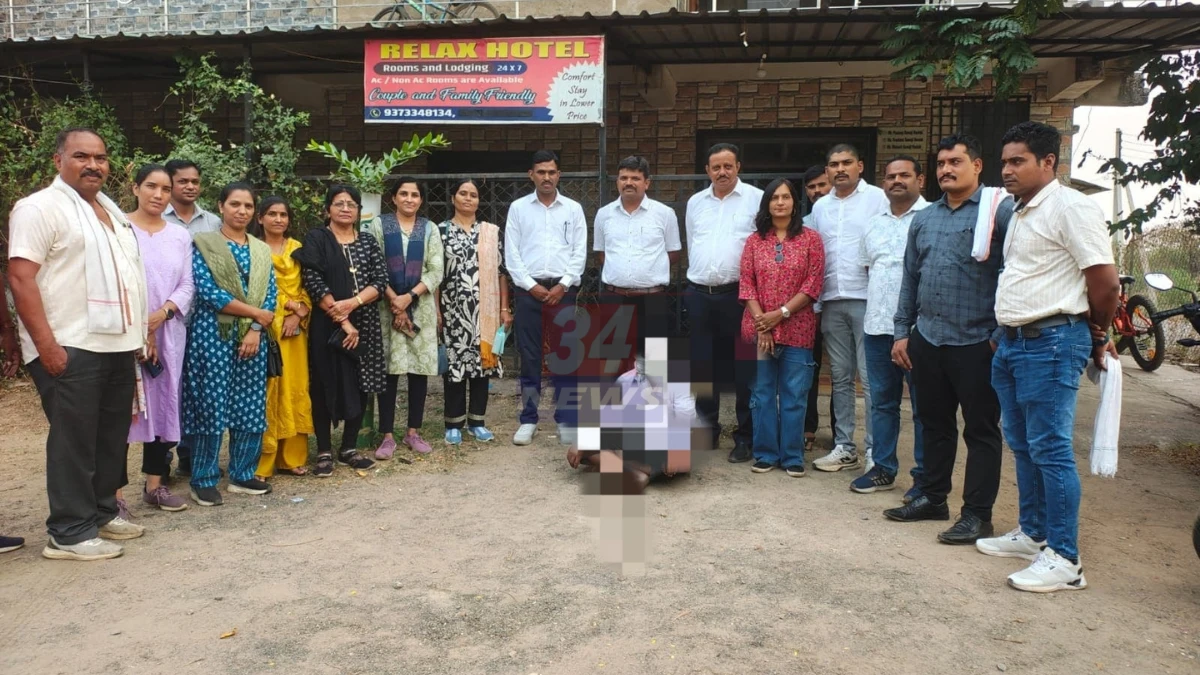 Sex Racket Raid प्रकरणात चंद्रपूरातील रिलॅक्स हॉटेलवर पोलिसांची छापेमारी करताना गुन्हे शाखेचे पथक