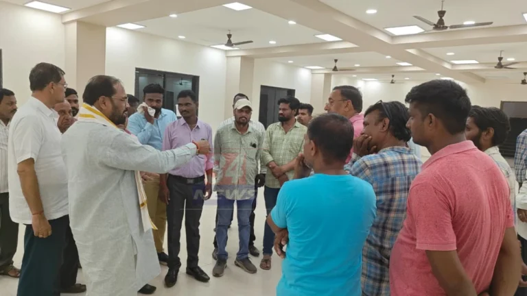 Modern Study Library प्रकल्पांतर्गत चंद्रपूरच्या बाबूपेठ येथे उभारण्यात आलेल्या अत्याधुनिक अभ्यासिकेची पाहणी करताना.
