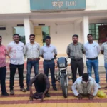Bike Theft प्रकरणात चंद्रपूर स्थानिक गुन्हे शाखेने जप्त केलेली हिरो होंडा स्प्लेंडर आणि ताब्यात घेतलेले आरोपी.