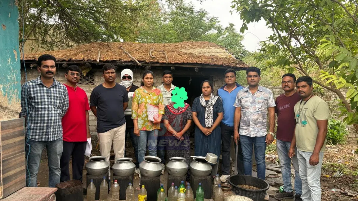 Chandrapur Liquor Raid दरम्यान चंद्रपूर पोलिसांनी महाकाली कॉलरी परिसरात अवैध दारूसाठ्यावर कारवाई करताना.