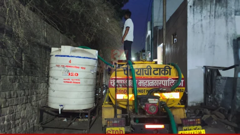 Water Crisis chandrapur city पार्श्वभूमीवर चंद्रपूर शहरात महानगरपालिकेकडून टँकर, हातपंप व सिंटेक्स टाक्यांद्वारे पाणीपुरवठा सुरू असल्याचे दृश्य.