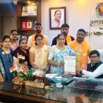 Chandrapur Water Crisis दरम्यान चंद्रपूर शहरातील महिलांनी पाणीटंचाईविरोधात महानगरपालिकेकडे निवेदन देतानाचे दृश्य