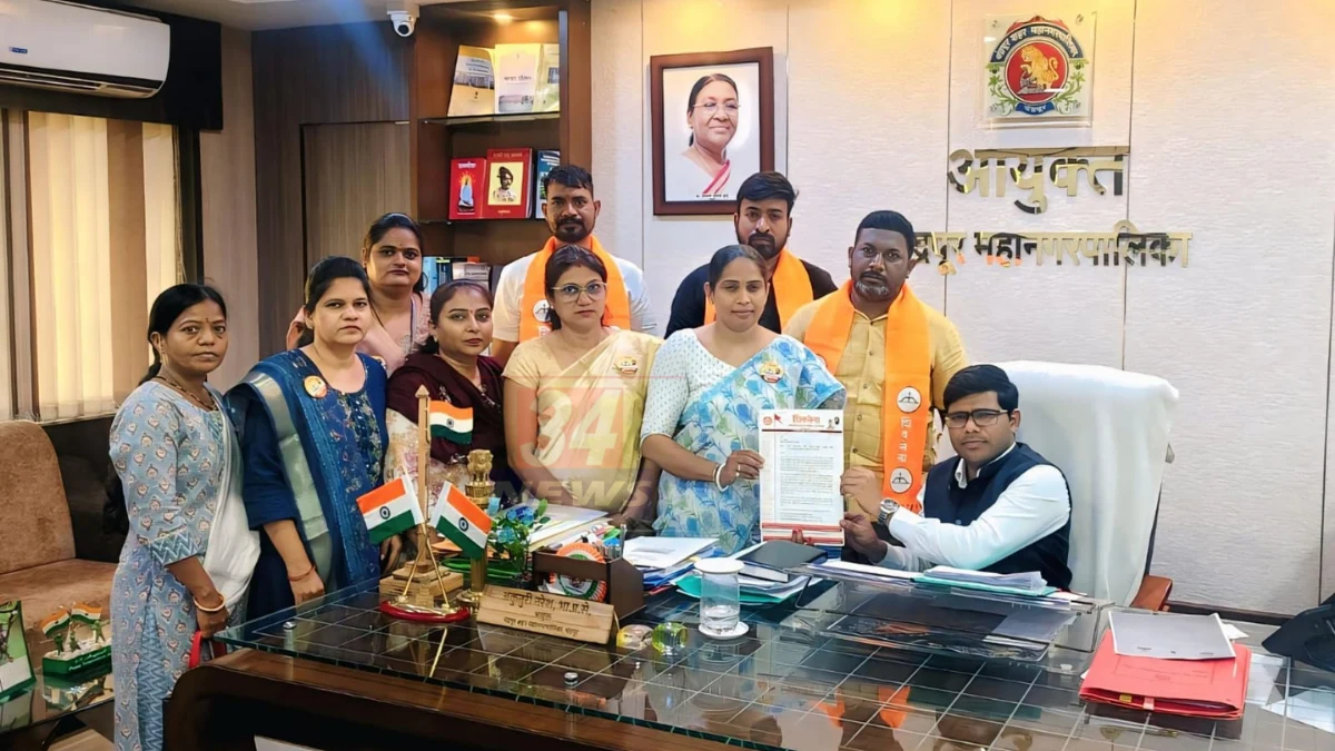 Chandrapur Water Crisis दरम्यान चंद्रपूर शहरातील महिलांनी पाणीटंचाईविरोधात महानगरपालिकेकडे निवेदन देतानाचे दृश्य
