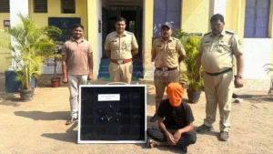 House Burglary Case मध्ये गोंडपिपरी पोलिसांनी अटक केलेला आरोपी आणि जप्त केलेले सोन्याचे दागिने व मोबाईल.