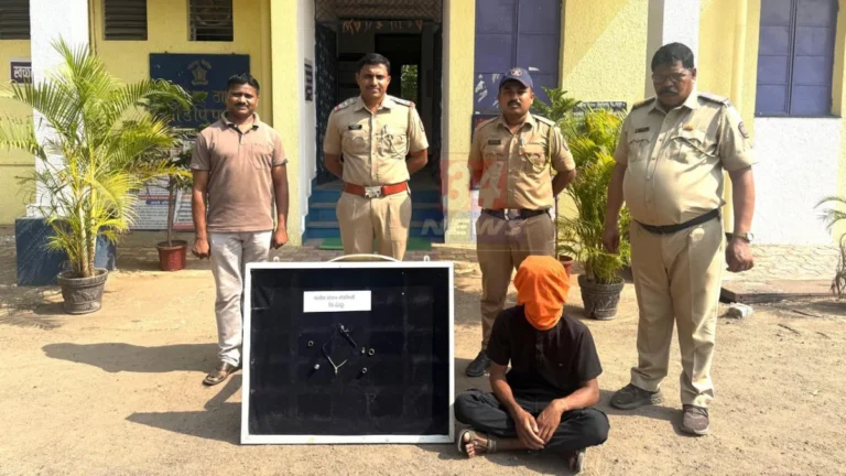 House Burglary Case मध्ये गोंडपिपरी पोलिसांनी अटक केलेला आरोपी आणि जप्त केलेले सोन्याचे दागिने व मोबाईल.