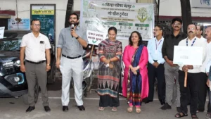 Go Green Together उपक्रमांतर्गत चंद्रपूर जिल्हा परिषदेत पर्यावरणपूरक जीवनशैली व ईव्ही वापराबाबत कर्मचाऱ्यांना मार्गदर्शन करताना