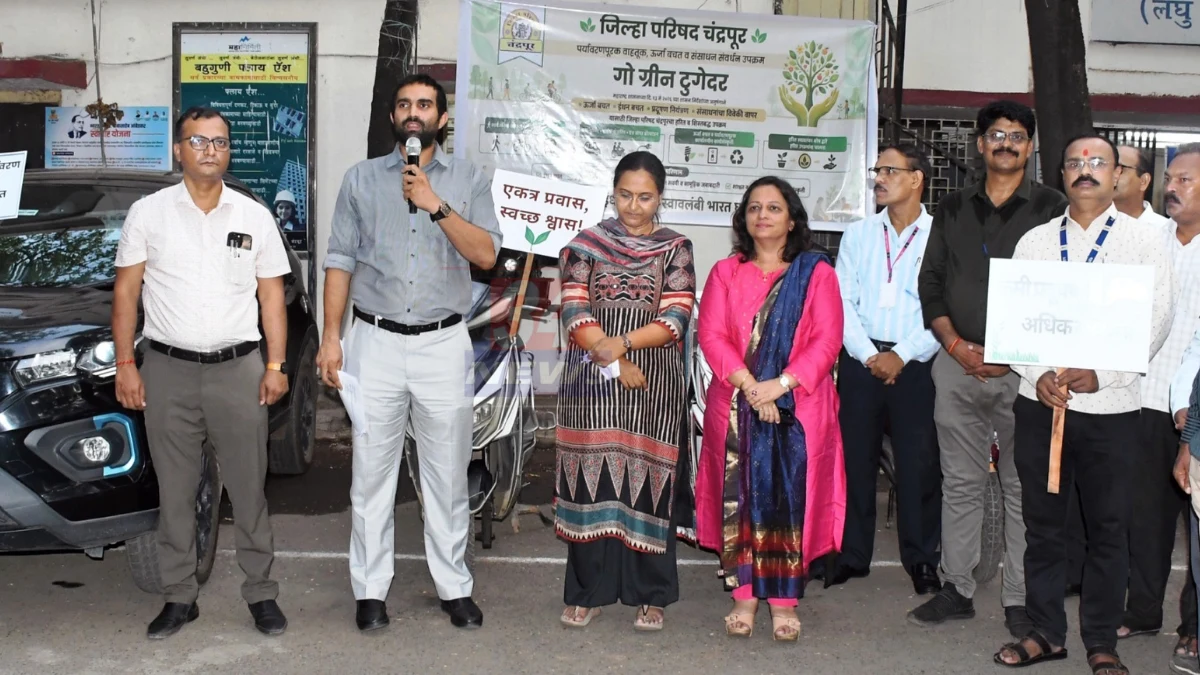 Go Green Together उपक्रमांतर्गत चंद्रपूर जिल्हा परिषदेत पर्यावरणपूरक जीवनशैली व ईव्ही वापराबाबत कर्मचाऱ्यांना मार्गदर्शन करताना