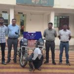 Chandrapur Crime Branch च्या कारवाईत चंद्रपूर येथे जप्त करण्यात आलेल्या चोरीच्या दुचाकी आणि आरोपीची प्रतिकात्मक दृश्ये.