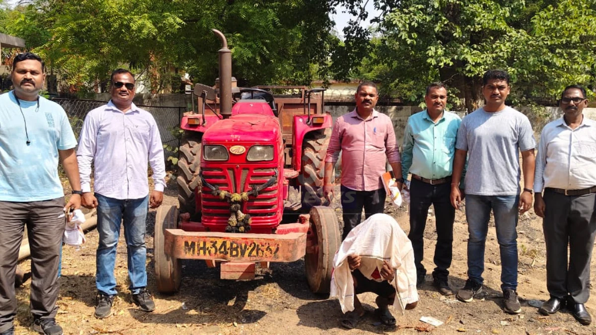 Sand Smuggling प्रकरणात चंद्रपूरातील बल्लारपूर येथे पोलिसांनी जप्त केलेला ट्रॅक्टर आणि अवैध रेती दिसत आहे.