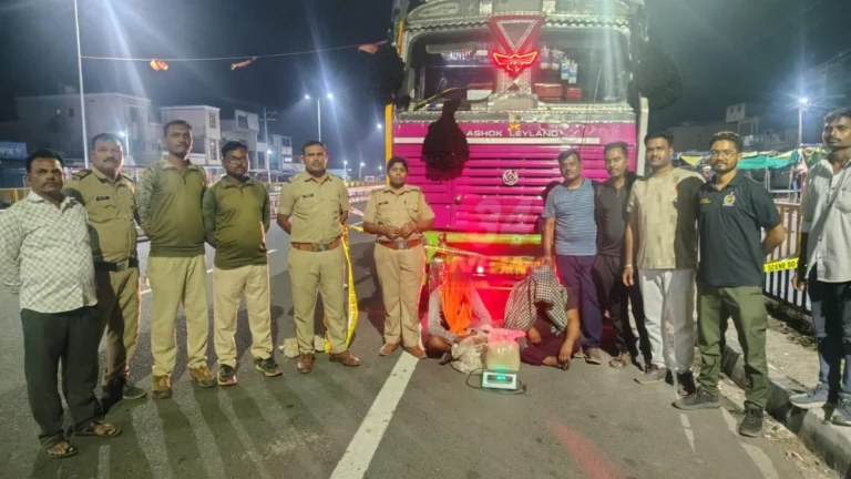 Doda Powder Seized कारवाईदरम्यान चंद्रपूर जिल्ह्यातील कोरपना पोलिसांनी ट्रकमधून जप्त केलेल्या डोडा पावडरचा साठा दाखवितानाचे दृश्य.