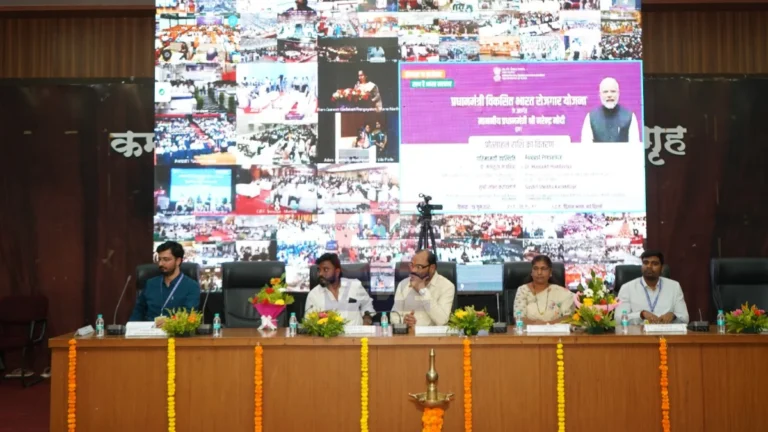 Chandrapur Employment Scheme कार्यक्रमात नियुक्तीपत्र वितरण