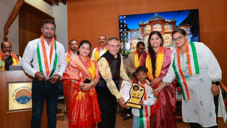 Chandrapur Young Skater अधीर जुन्नावार राज्यस्तरीय पुरस्कार स्वीकारताना