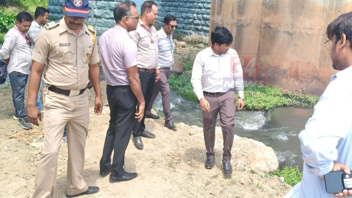 Drain Inspection Chandrapur दरम्यान आयुक्त अकुनुरी नरेश नाल्यांची पाहणी करताना