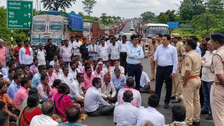Gondpipri Protest Case अंतर्गत वढोली येथे रास्ता रोको आंदोलन