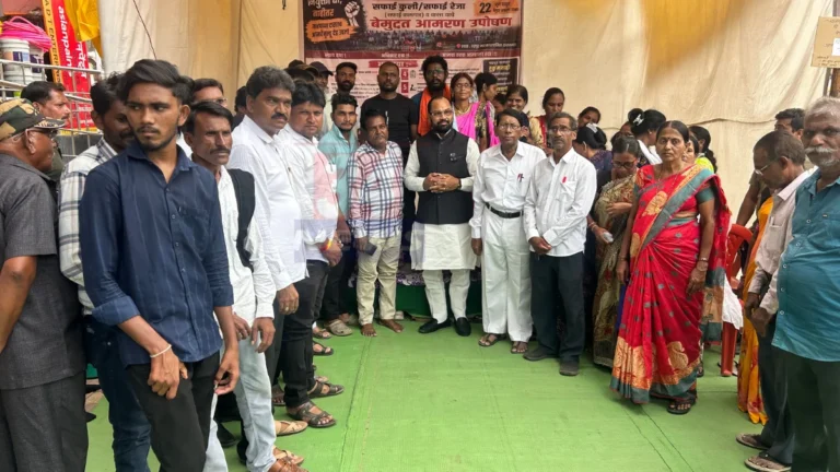 Kishor Jorgewar Sanitation Protest दरम्यान आंदोलनकर्त्यांशी संवाद साधताना आमदार किशोर जोरगेवार