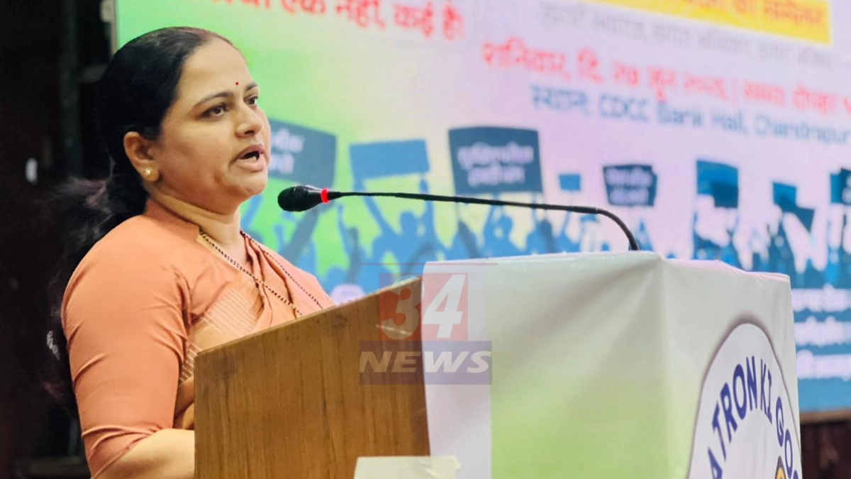 Pratibha Dhanorkar Exam Scam कार्यक्रमात विद्यार्थ्यांना संबोधित करताना खासदार प्रतिभा धानोरकर