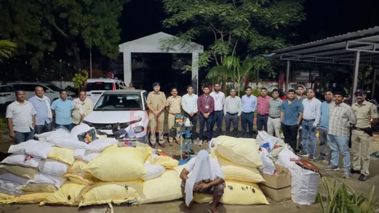 Savli Tobacco Factory Raid मध्ये जप्त करण्यात आलेला प्रतिबंधित तंबाखू साठा
