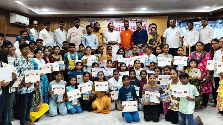 Shivshahi Essay Competition मध्ये विजेत्यांचा गौरव करताना आमदार किशोर जोरगेवार