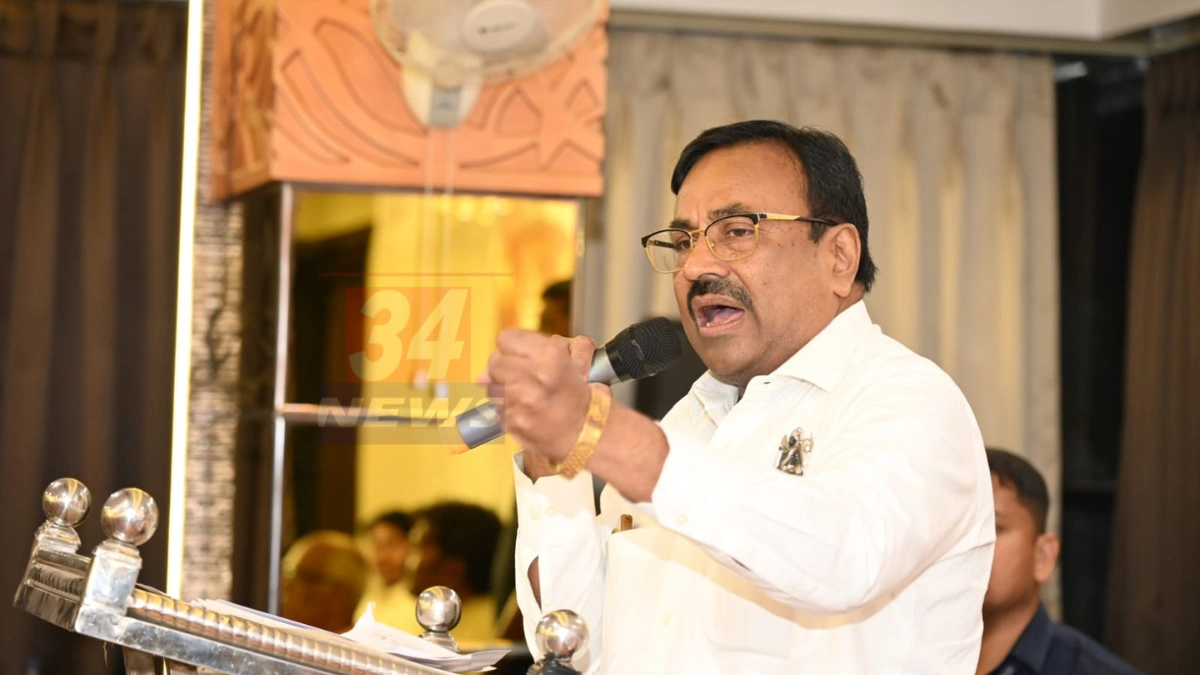 Sudhir Mungantiwar Emergency Day कार्यक्रमात लोकतंत्र सेनानींचा सत्कार करताना आमदार सुधीर मुनगंटीवार