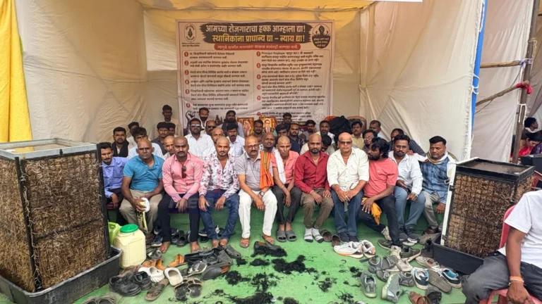 WCL Protest Chandrapur आंदोलनादरम्यान बेरोजगार युवकांचे मुंडण आंदोलन