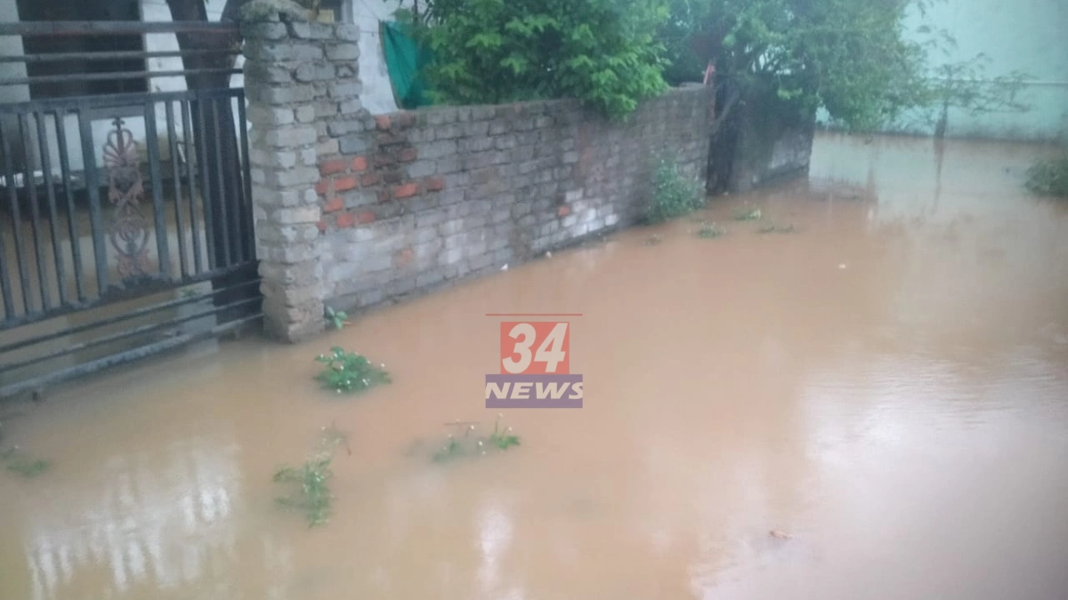 Babupeth Waterlogging मुळे चंद्रपूरच्या बाबूपेठ वार्ड १७ मध्ये घरांमध्ये पाणी शिरल्याचे दृश्य