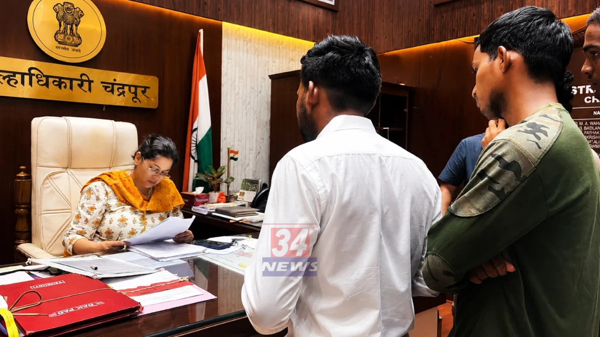 Bhadrawati Krida Sankul Tender घोटाळ्याबाबत जिल्हाधिकाऱ्यांना निवेदन देताना