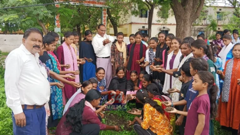 Chandrapur Seedball Mission अंतर्गत बियाण्यांचे गोळे तयार करताना विद्यार्थी